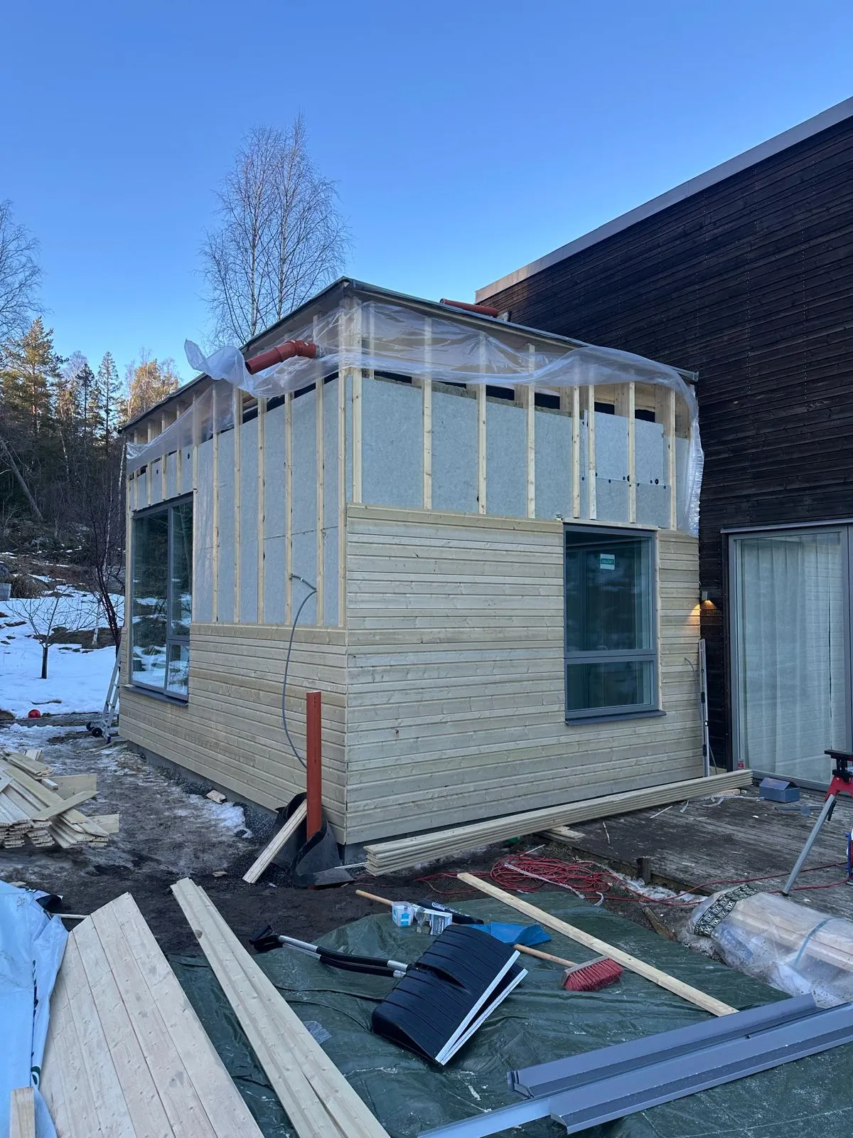 Attefallshus under byggnation i Huddinge