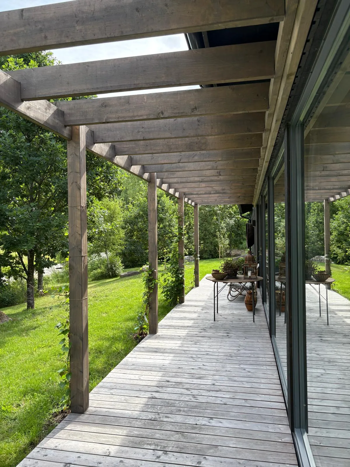 Pergola längs hus i Järna