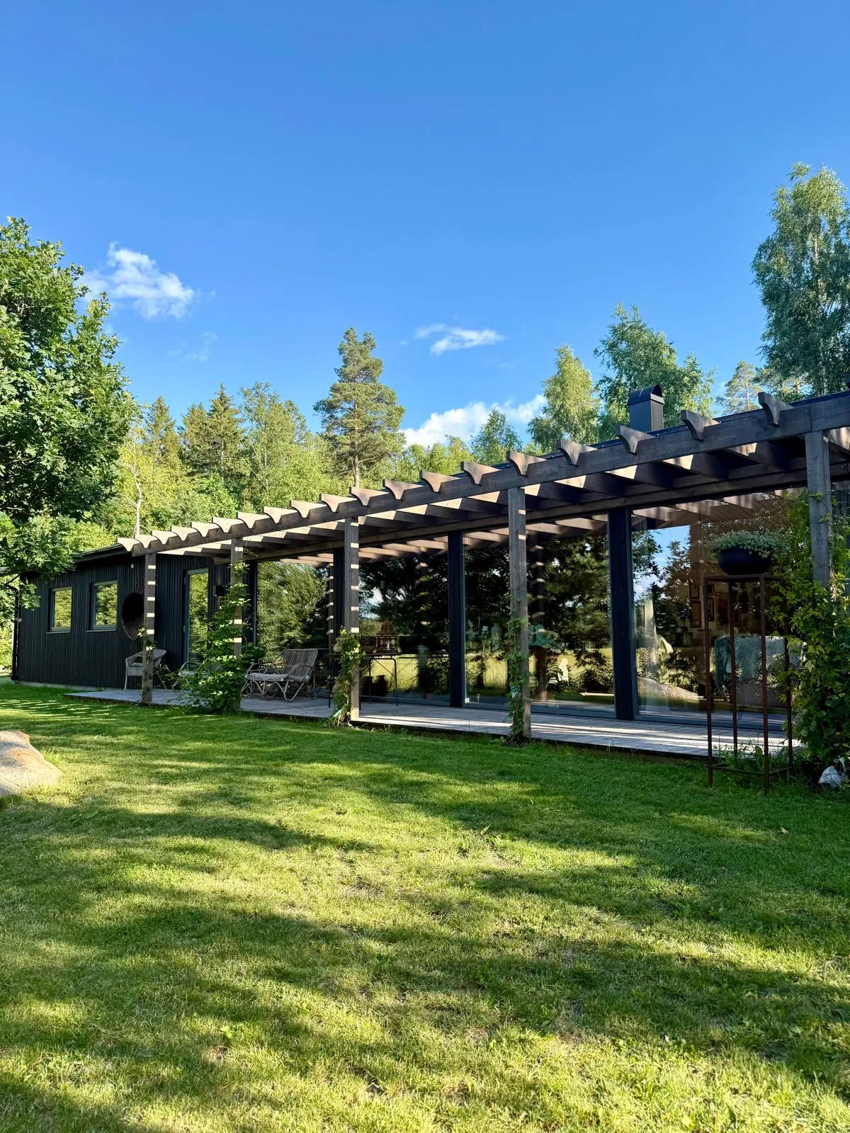 Färdig pergola i grön trädgård