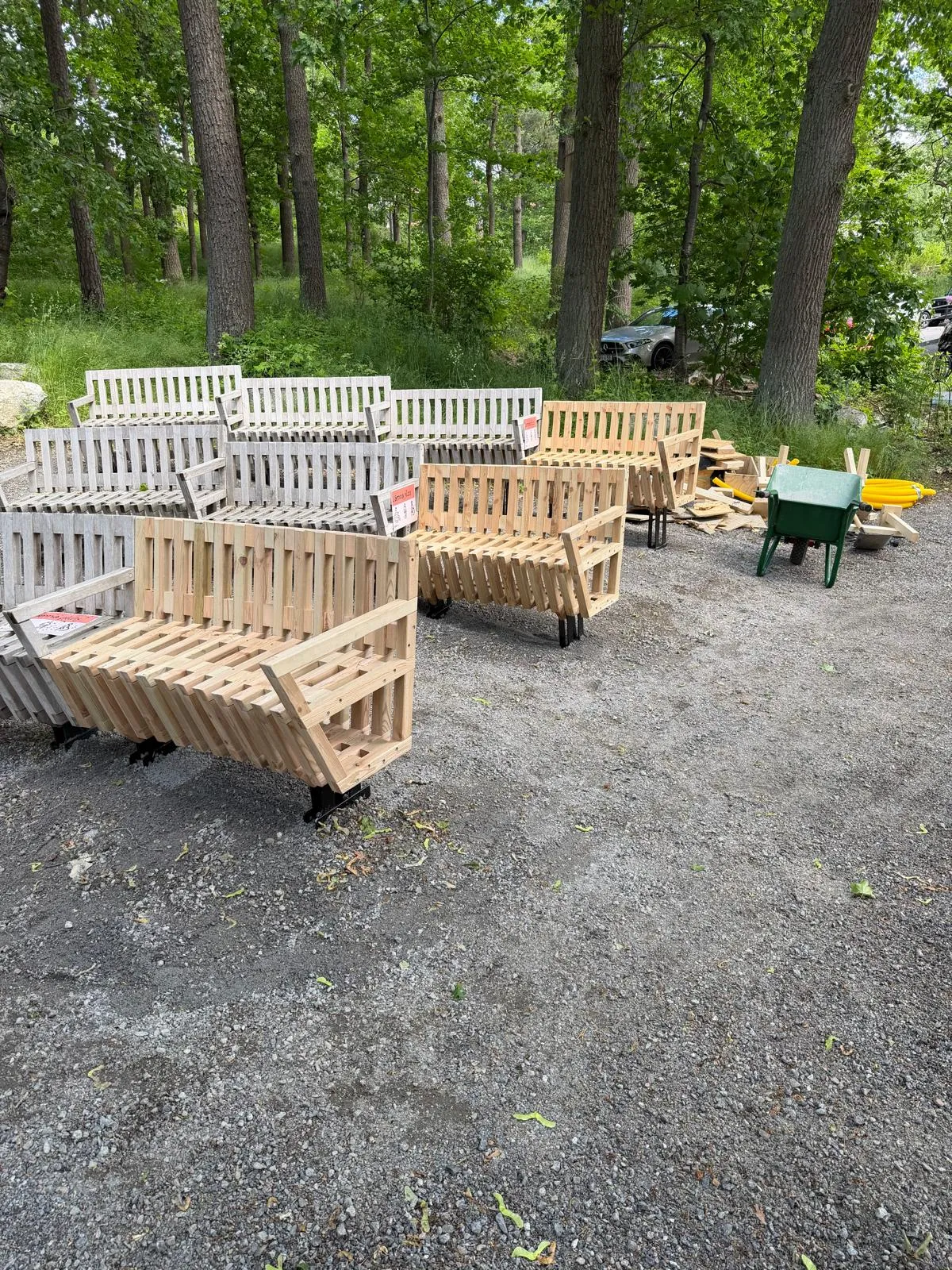 Måttbyggda svängda sittbänkar i Nacka